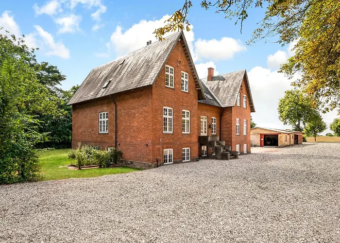 Дом отдыха 8 Bedroom Beautiful In *